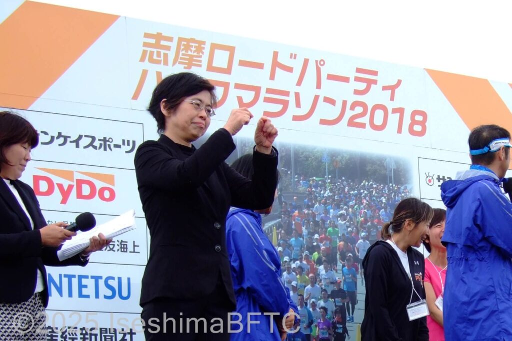ステージ上での手話通訳のようす